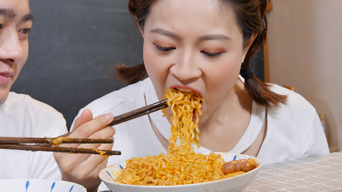 吃了一份39元豪华芝士泡面!爆炸我的卡路里!